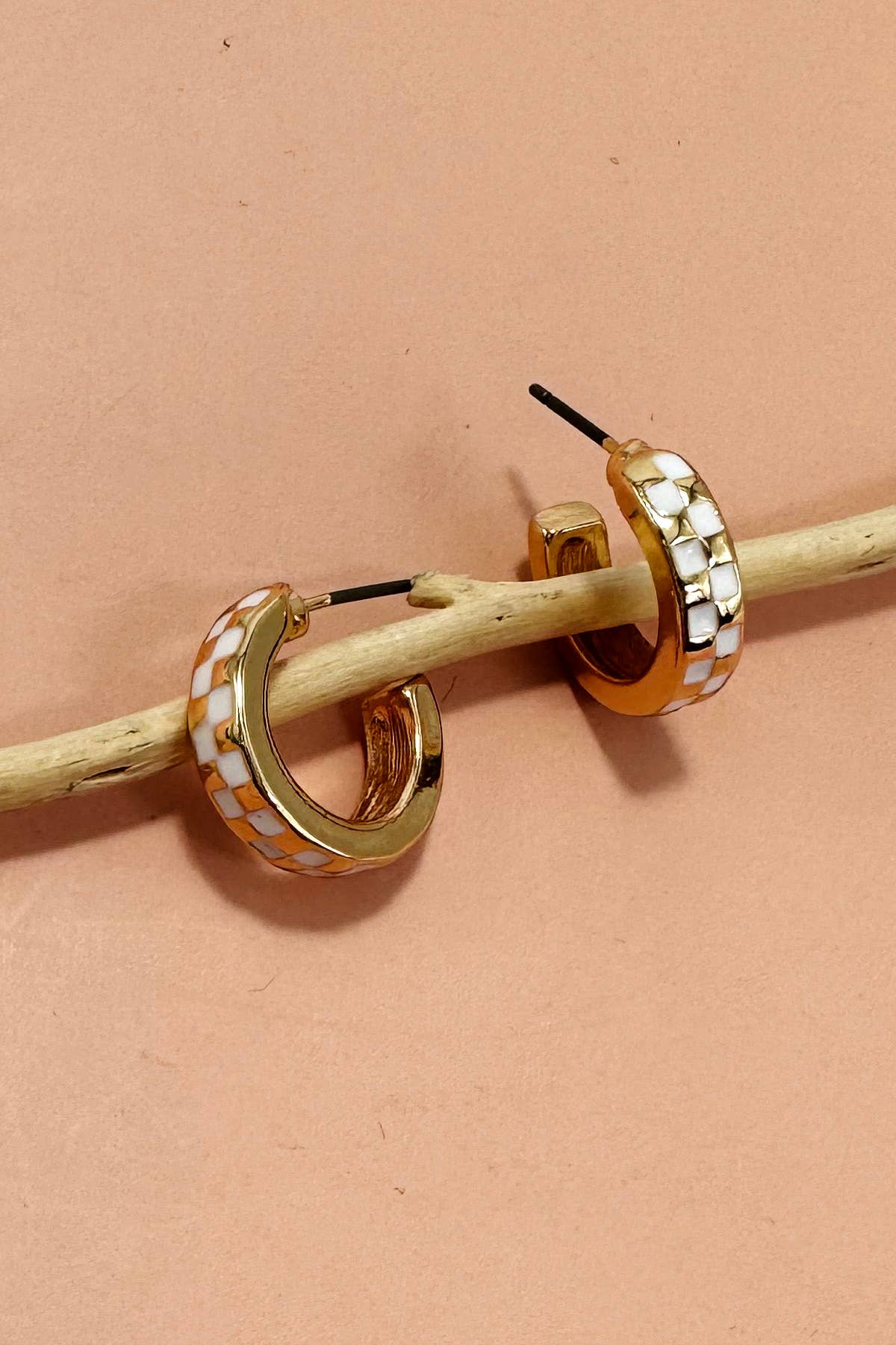 BOUCLES D'OREILLES MINI CHECKER HOOP HUGGIE | 31E24864