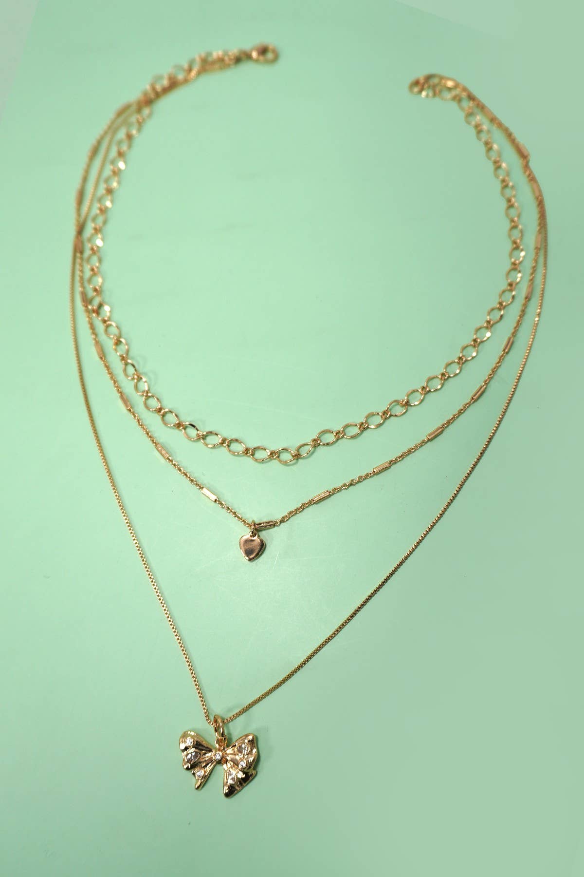 COLLAR MULTICAPAS CON LAZO EN FORMA DE CORAZÓN | 80N1274