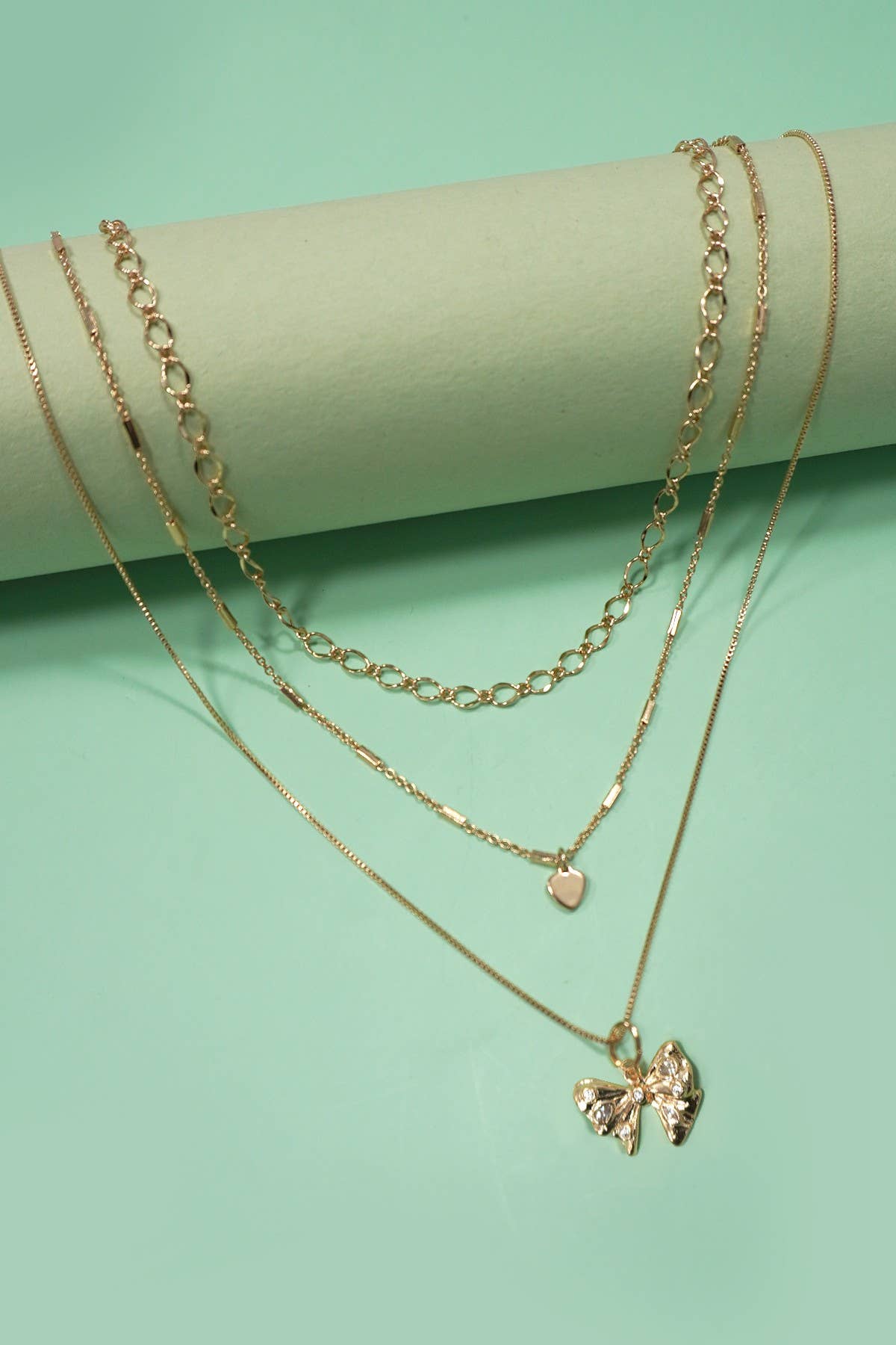COLLAR MULTICAPAS CON LAZO EN FORMA DE CORAZÓN | 80N1274