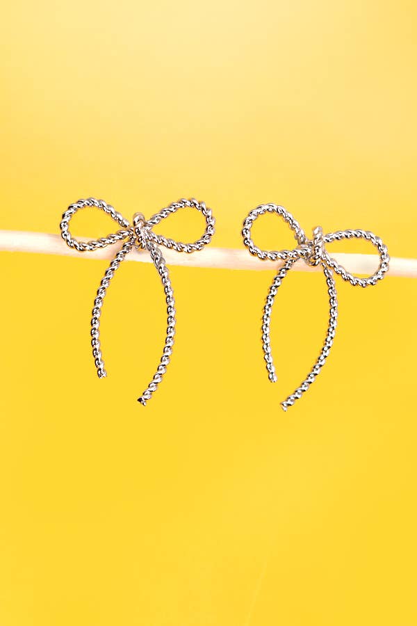 BOUCLES D'OREILLES À CLOUS EN FORME DE NŒUD DE CORDE | 10E3063007