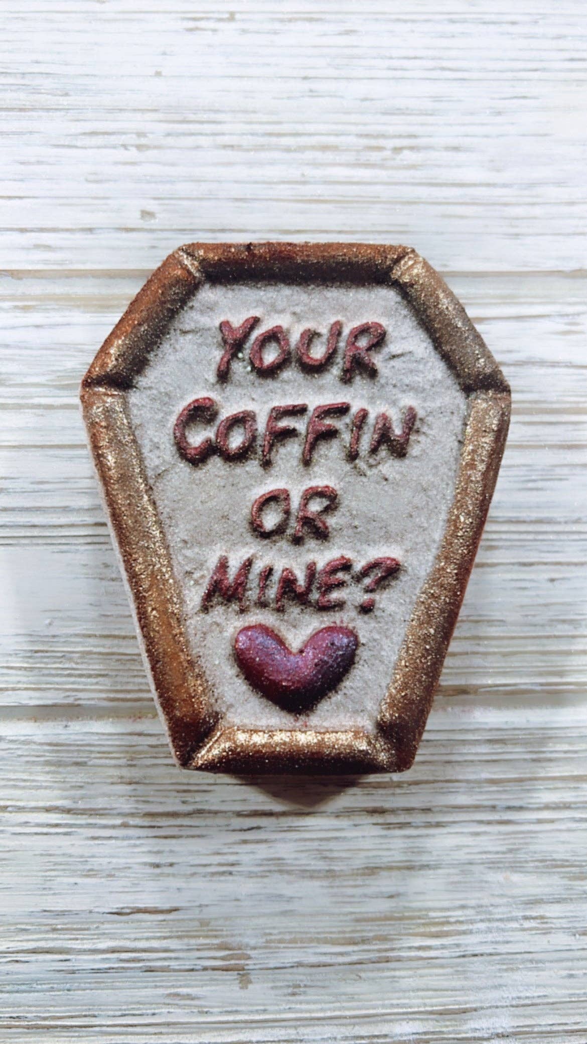 Tu ataúd o la mía, bomba de baño