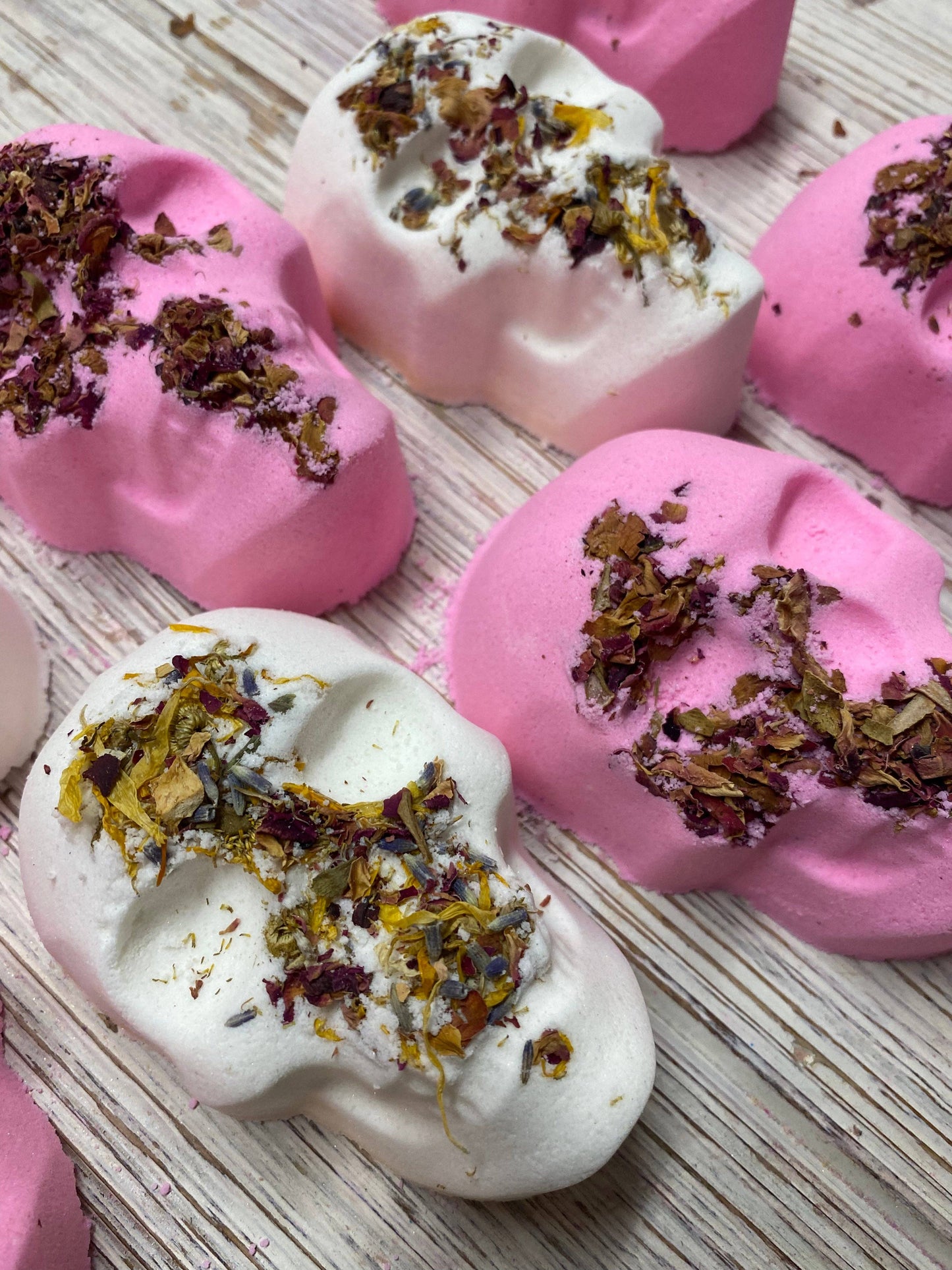 Bomba de baño con forma de calavera y flores
