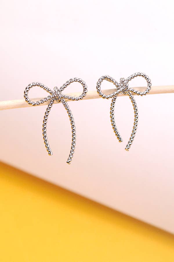 BOUCLES D'OREILLES À CLOUS EN FORME DE NŒUD DE CORDE | 10E3063007