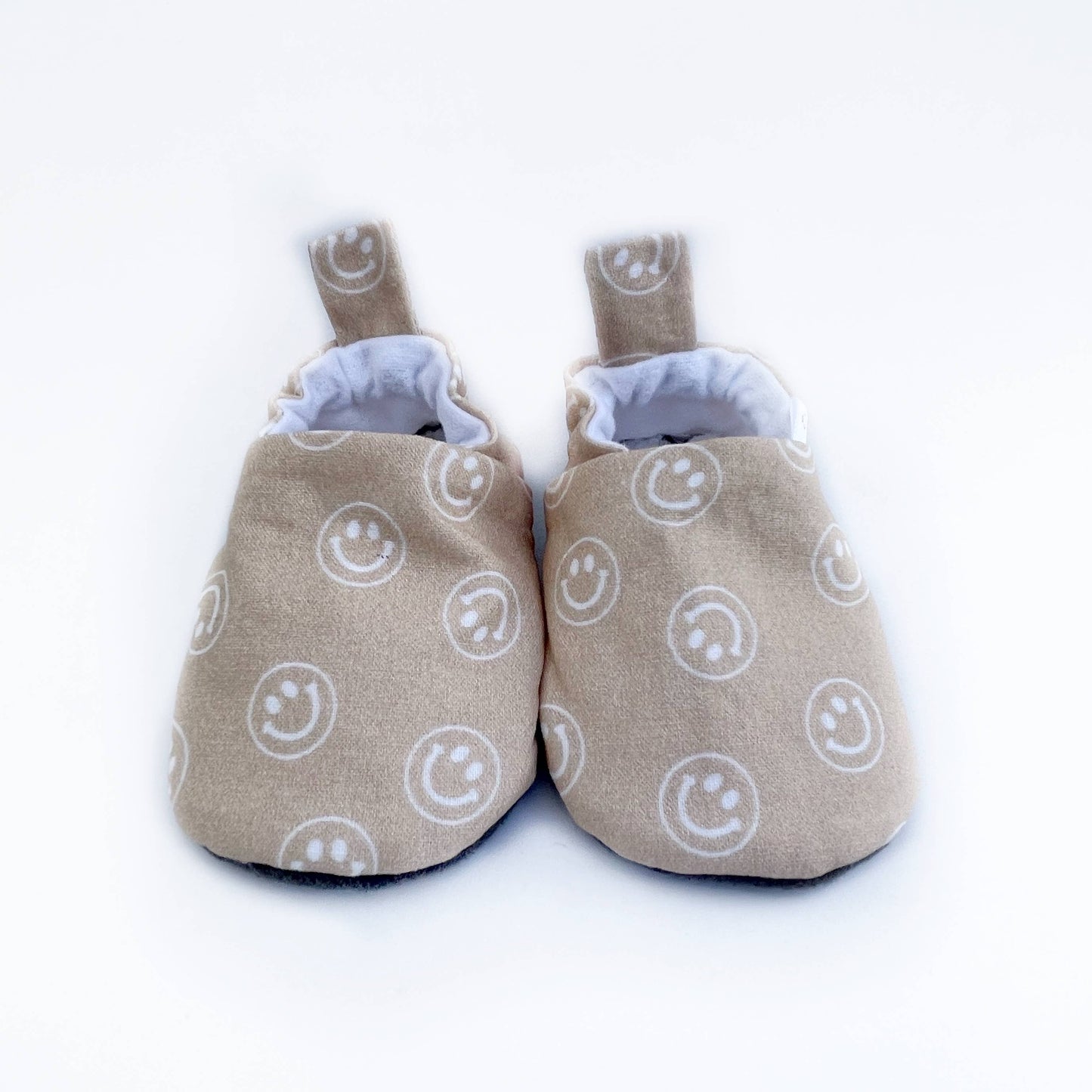 Zapatos de bebé con cara sonriente
