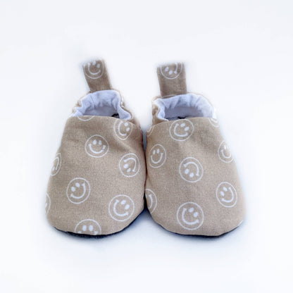 Zapatos de bebé con cara sonriente