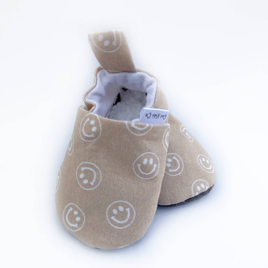 Zapatos de bebé con cara sonriente