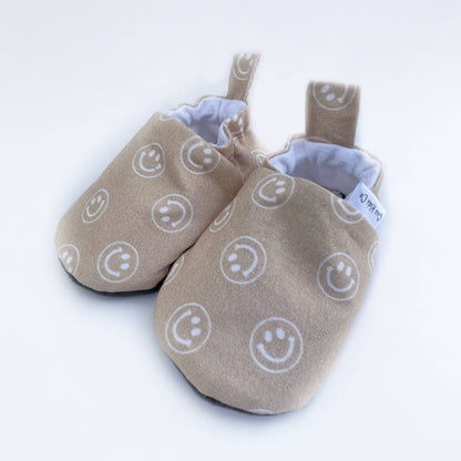 Zapatos de bebé con cara sonriente