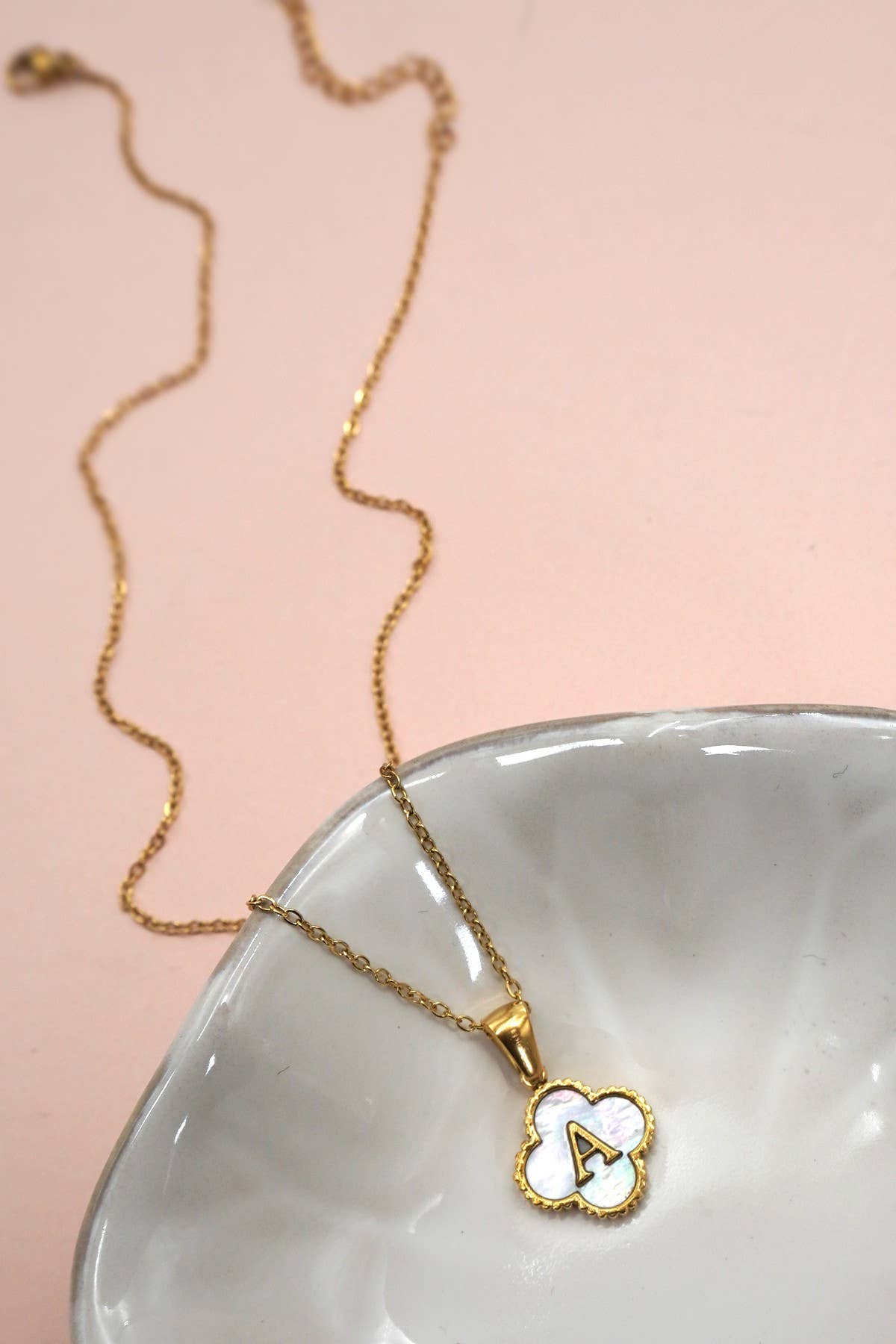 18K STAINLESS STEEL MOP CLOVER INITIAL NECKLACE | 40NK9487