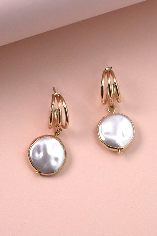 PENDIENTES HUGGIE CON GOTA DE PERLA EN LÁMINA DORADA | 10E2110807