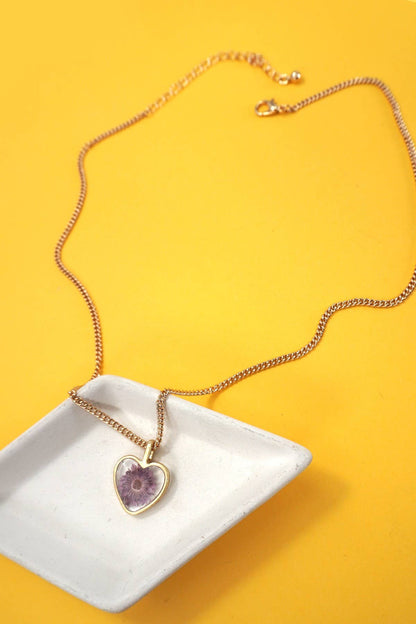 DRIED FLOWER HEART PENDANT NECKLACE |