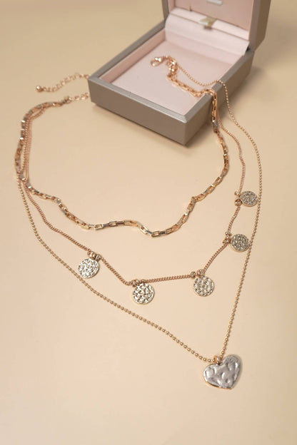 COLLAR MULTICAPAS CON DISCO MARTILLADO EN FORMA DE CORAZÓN | 80N1224