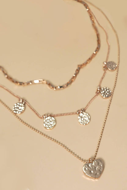 COLLAR MULTICAPAS CON DISCO MARTILLADO EN FORMA DE CORAZÓN | 80N1224