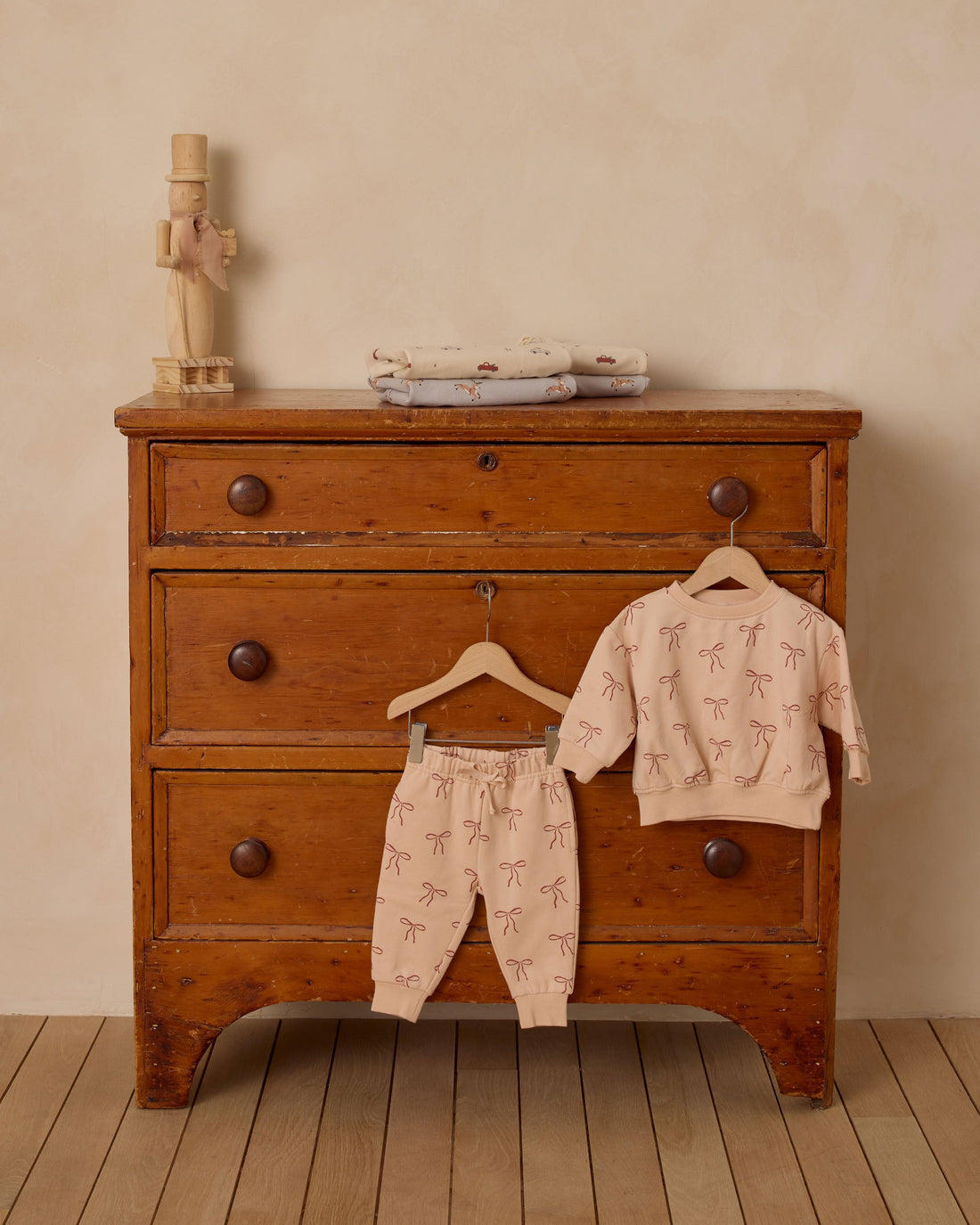 Quincy Mae

Relaxed Fleece Sweatshirt || Red Bows