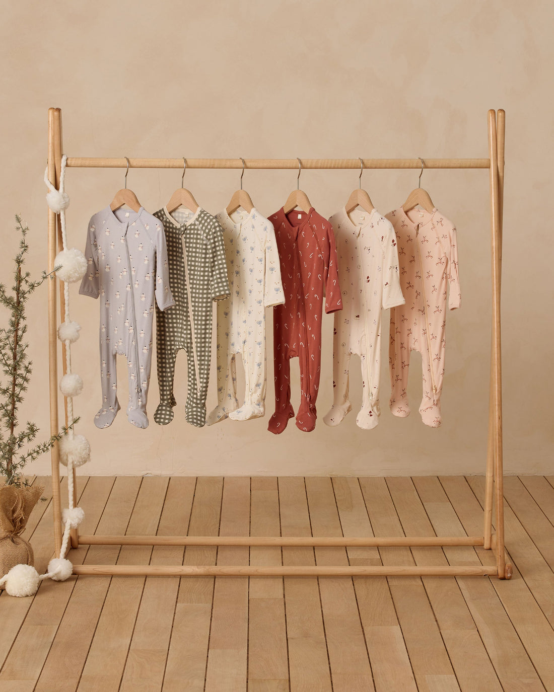 Quincy Mae

Bamboo Zip Footie || Reindeer