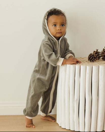 Quincy Mae

Velour Zip Jumpsuit || Forest